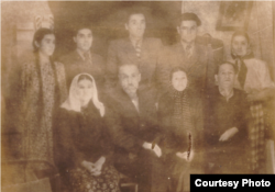 Депортовані кримські татари. Фото зроблене 7 листопада 1955 року у селищі Майкор тогочасної Молотовської області (тепер Пермська) Росії