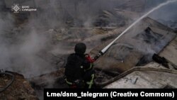 Рятувальники ДСНС гасять пожежу на місці російського удару, Сумщина, архівне фото