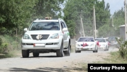 Келин-күйөөнү коштогон унаалар.