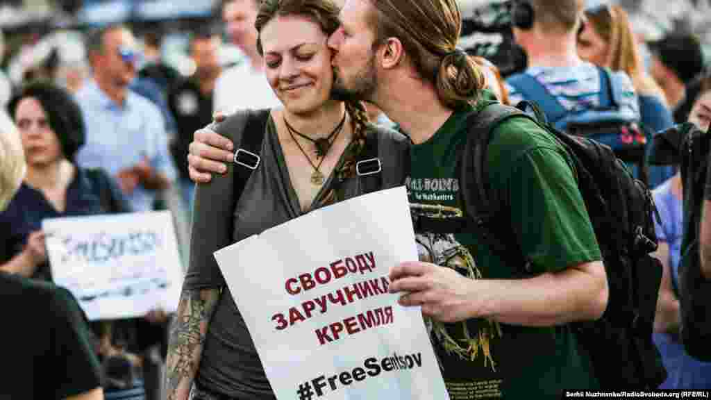 61-й день голодовки. Очередная акция прошла в день рождения Олега Сенцова, 13 июля. Активисты вновь обратились к мировым лидерам с просьбой вынудить Кремль освободить заключенного режиссера.