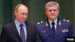 Орус президенти Владимир Путин менен башкы прокурорлук кызматтан кетип жаткан Юрий Чайка. 