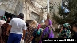 Döwlet dükanynyň öňündäki nobat, Türkmenistan.