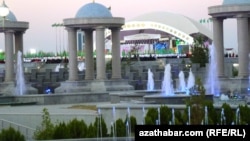 Туркменистан в прежние годы вошел в книгу рекордов Гиннеса по количеству фонтанов, вода в которые подается из горных источников под Ашхабадом.   