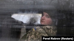 Захоплений український моряк після судового засідання в окупованому Росією українському Криму. Сімферополь, 28 листопада 2018 року. Згодом усіх полонених моряків перевезли до Москви