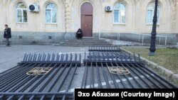 Сторонники оппозиции демонтировали ограждение, установленное властями несколько месяцев назад