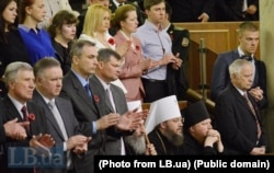 У День памʼяті та примирення, 8 травня 2015 року, у Верховній Раді президент України назвав імена 21 громадянина, якому присвоїли звання Героя України, 10 із них – посмертно. Встали всі присутні, окрім представників УПЦ (Московського патріархату) – зокрема й самого предстоятеля, митрополита Онуфрія (сидить, ліворуч)