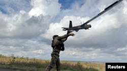 Сирський зазначив, що Сили оборони знищують виробництво пально-мастильних матеріалів, вибухових речовин, інші складові російського воєнно-промислового комплексу