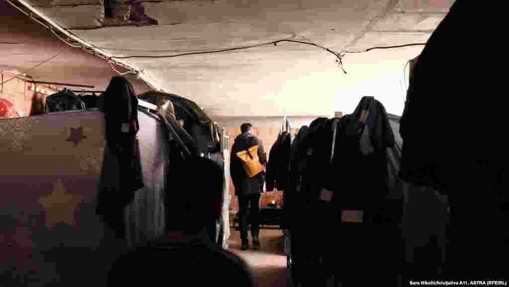 Nevladina udruženja upozoravaju da su sobe u kojima borave radnici manje od zatvorskog minimuma za lica lišena slobode. &nbsp;