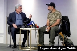 Армения премьер-министрі Серж Саргсян (сол жақта) мен парламенттегі оппозициялық фракцияның жетекшісі Никол Пашинян кездесіп отыр. Ереван, 22 сәуір, 2018 жыл.