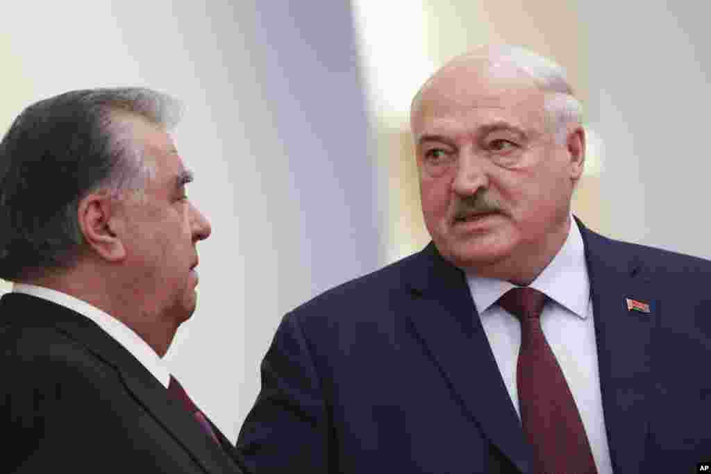 Прэзідэнт Таджыкістану Эмамалі Рахмон і Аляксандар Лукашэнка размаўляюць перад самітам Шанхайскай арганізацыі супрацоўніцтва, Цяньцзінь, Кітай, 1 верасьня 2025 