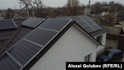Panouri fotovoltaice pe o casă din zona Moldovei.