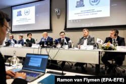 Зліва направо: генпрокурор Литви Ніда Грунскене, генпрокурор України Ірина Венедіктова, прокурор МКС Карім Хан і президент Євроюсту Ладіслав Гамран, генпрокурор Естонії Андрес Пармас і генпрокурор Латвії Юріс Стукнанс на пресконференції після зустрічі в Міжнародному кримінальному суді. Гаага, Нідерланди, 31 травня 2022 року