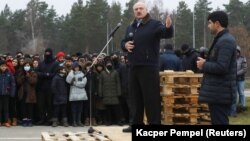 Лукашэнка выступае перад мігрантамі падчас наведваньня транспартна-лягістычнага цэнтру «Брузгі» на беларуска-польскай мяжы ў Горадзенскай вобласьці, 26 лістапада 2021 году