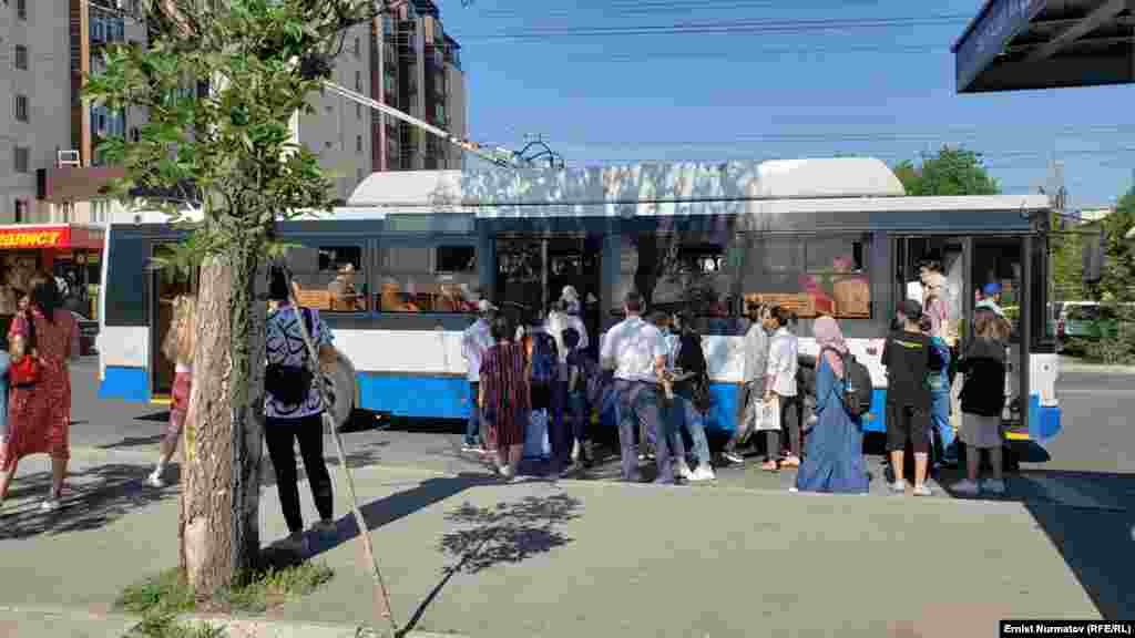 Бишкек шаарынын жүргүнчүлөрүнө 42 жеке маршруттук компания кызмат көрсөтөт. Үч миңден ашуун маршруттук такси элди тейлейт.