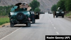 Афганские солдаты около города Бадахшана на севере Афганистана 4 июля. Афганская провинция Бадахшан граничит с Таджикистаном