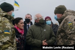 Верховний представник Євросоюзу із закордонних справ Жозеп Боррель спілкується з військовослужбовцями України під час відвідин блокпосту в селищі Станиця Луганська Луганської області, 5 січня 2022 року