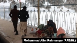 تصویر آرشیف: یک بانو در حال گدایی