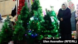 &#x41D;&#x430; &#x451;&#x43B;&#x43E;&#x447;&#x43D;&#x43E;&#x43C; &#x431;&#x430;&#x437;&#x430;&#x440;&#x435; &#x432; &#x411;&#x438;&#x448;&#x43A;&#x435;&#x43A;&#x435;, 21 &#x434;&#x435;&#x43A;&#x430;&#x431;&#x440;&#x44F; 2015 &#x433;&#x43E;&#x434;&#x430;.