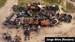 Одне зі звалищ знищених ЗСУ російських танків та іншої військової техніки Росії. Місто Буча Київської області, 16 травня 2022 року