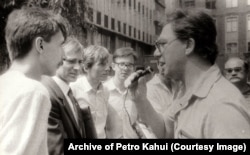 Дисидент Микола Кунцевич (ліворуч з мікрофоном), Київ, липень 1990 року