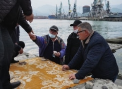 Таксисти грають в кості на набережній Батумі