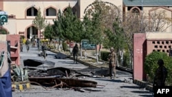 Пакистанские военные стоят у кадетской школы в Южном Вазиристане на границе в Афганистаном, на которую было совершено нападение. 13 ноября 2025 года. Исламабад обвинил в атаке граждан Афганистана
