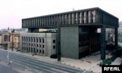 В цій будівлі з 1995 по 2009 роки на Вацлавській площі в Празі розміщувалось Радіо Вільна Європа/Радіосвобода. Зараз це Національний музей