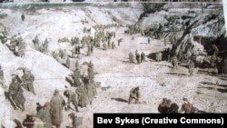 Бабин Яр. Радянські військовополонені закопують тіла розстріляних під наглядом солдатів СС. Фото з архіву Українського інституту національної пам’яті