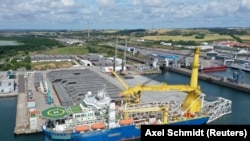 Трубоукладач «Академік Черський» в порту Мукран. 7 липня 2020 року