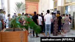 Очередь у банкомата, Туркменистан (Архивное фото)