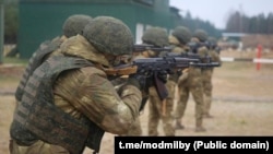 Рыхтаваньне салдатаў у беларускай арміі. Ілюстрацыйнае фота
