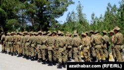 По словам корреспондента, утром 1 октября на поезде Серхетабад-Ашхабад прибыли несколько десятков солдат