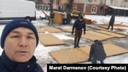 Марат Дарменов перед сборкой «Юрты Незламності» в Нововолынске. 17 января 2025 года