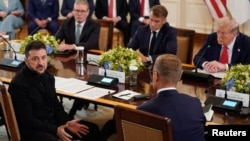 Президент України Володимир Зеленський за столом із президентом США Дональдом Трампом, президентом Франції Емманюелем Макроном, прем’єром Великої Британії Кіром Стармером та президентом Фінляндії Александером Стуббом під час переговорів у Білому домі, 18 серпня 2025 року