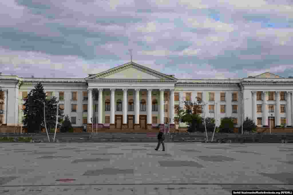 Палац культури і техніки на площі Миру у Краматорську. Після ударів FPV-дронів люди все менше ходять до центральної площі міста