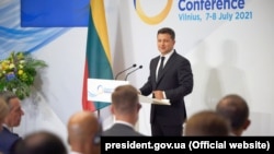 Президент Володимир Зеленський під час відкриття Четвертої Конференції з питань реформ в Україні на тему «Сильна Україна у сильній європейській та євроатлантичній родині». Вільнюс, 7 липня 2021 року
