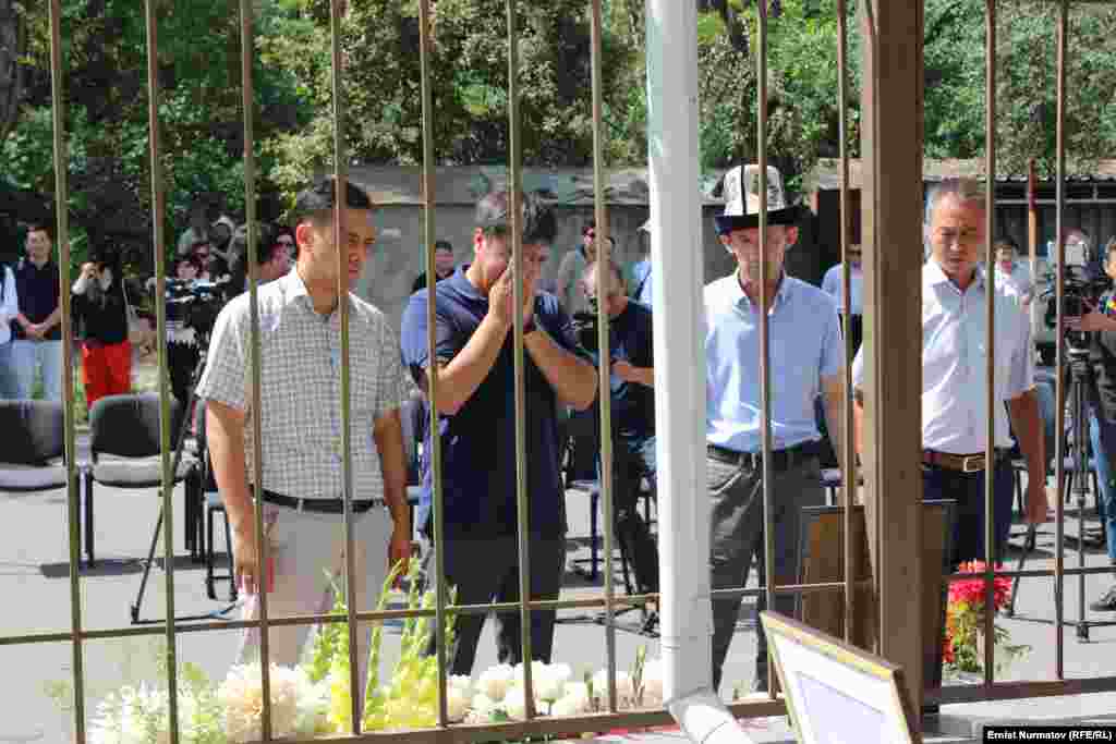 Уланбек Эгизбаев 1990-жылы 12-февралда Кочкор районунда туулган.&nbsp;Ал 2013-жылы Кыргыз-түрк &ldquo;Манас&rdquo; университетинин коммуникация факультетин, 2015-жылы БГУнун саясат таануу багыты боюнча магистратураны аяктаган.&nbsp;2012-жылы &quot;Агым&quot; гезитинде кабарчы болуп иштеген.&nbsp;&quot;Азаттык&quot; радиосунда 2013-жылдан тарта иштей баштаган.&nbsp; 