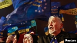 Сторонники евроинтеграции Украины стоят на Майдане Незалежности в Киеве. Декабрь 2013 года.
