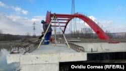 Lucrările de la podul Voila ar fi fost întârziate de reavizarea proiectului de către Hidroelectrica.