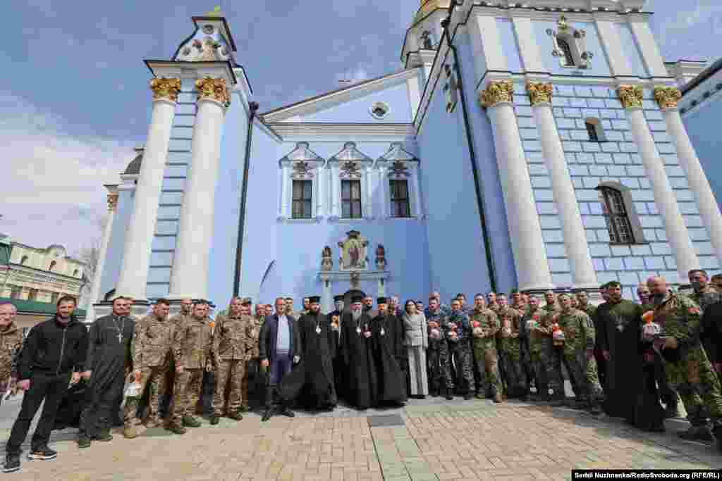Спільне фото військовослужбовців й капеланів із предстоятелем Української православної церкви на подвір’ї Свято-Михайлівського Золотоверхого собору у Києві, 17 квітня 2025 року