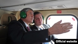 Президент КР Алмазбек Атамбаев и глава "РусГидро" Евгений Дод на вертолете облетают место строительства Верхне-Нарынского каскада ГЭС, 27 октября 2012 года.   