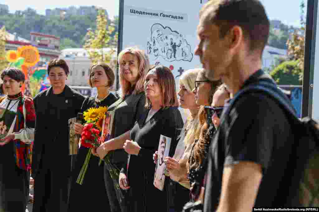 «Нам Гія казав через свої матеріали, що треба робити все можливе заради того, щоб в Україні було жити комфортно, щоб Україна була процвітаючою країною», – каже цьогорічний лауреат премії імені Георгія Ґонґадзе Іван Любиш-Кірдей під час акції пам'яті.«Багато журналістів продовжують працювати і надихаються ідеями Ґонґадзе», – додав Іван