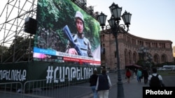 «Հաղթելու ենք» կարգախոսով մեծ էկրանը տեղադրված էր Երևանի կենտրոնում` Հանրապետության հրապարակում, 9-ը հոկտեմբերի, 2020թ.