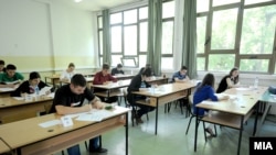 Илустрација - Матуранти полагаат државна матура во средното училиште „Раде Јовчевски Корчагин“ - Скопје, на 31 мај 2014 година 