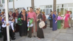 Diňle: Mekdeplerde 'döwlet dilegçiligi' ösýär, ene-atalar nägile bolýar