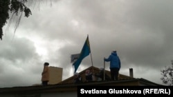 &#x41F;&#x44F;&#x442;&#x44C; &#x436;&#x435;&#x43D;&#x449;&#x438;&#x43D; &#x43D;&#x430; &#x43A;&#x440;&#x44B;&#x448;&#x435; &#x434;&#x43E;&#x43C;&#x430; &#x43F;&#x435;&#x440;&#x435;&#x434; &#x435;&#x433;&#x43E; &#x441;&#x43D;&#x43E;&#x441;&#x43E;&#x43C;. &#x410;&#x441;&#x442;&#x430;&#x43D;&#x430;, 15 &#x430;&#x432;&#x433;&#x443;&#x441;&#x442;&#x430; 2014 &#x433;&#x43E;&#x434;&#x430;.