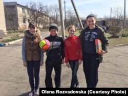 Олена Розвадовська з дітьми із Зайцевого на Донеччині, 7 квітня 2017