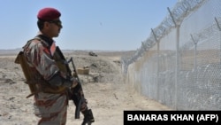 A Pakistani army soldier stands guard along the the Pak-Afghan border near the Punjpai area of Quetta in Balochistan. (file photo)