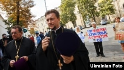 Пікет біля Києво-Печерської лаври у зв'язку з виборами нового предстоятеля Української православної церкви (Московського патріархату). Київ, 13 серпня 2014 року