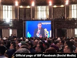 Танвир Афтаб форумда сүйлөп жатат.